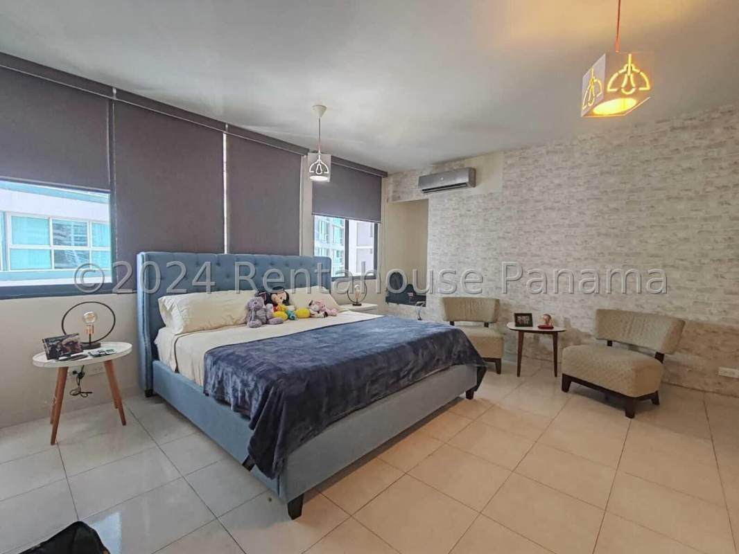 Bedroom with floor to ceiling windows showcasing Panama City skyline in PH BICSA.