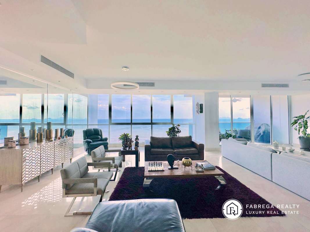 Spacious living room with panoramic windows, ocean view, open layout in PH Vitri Costa del Este