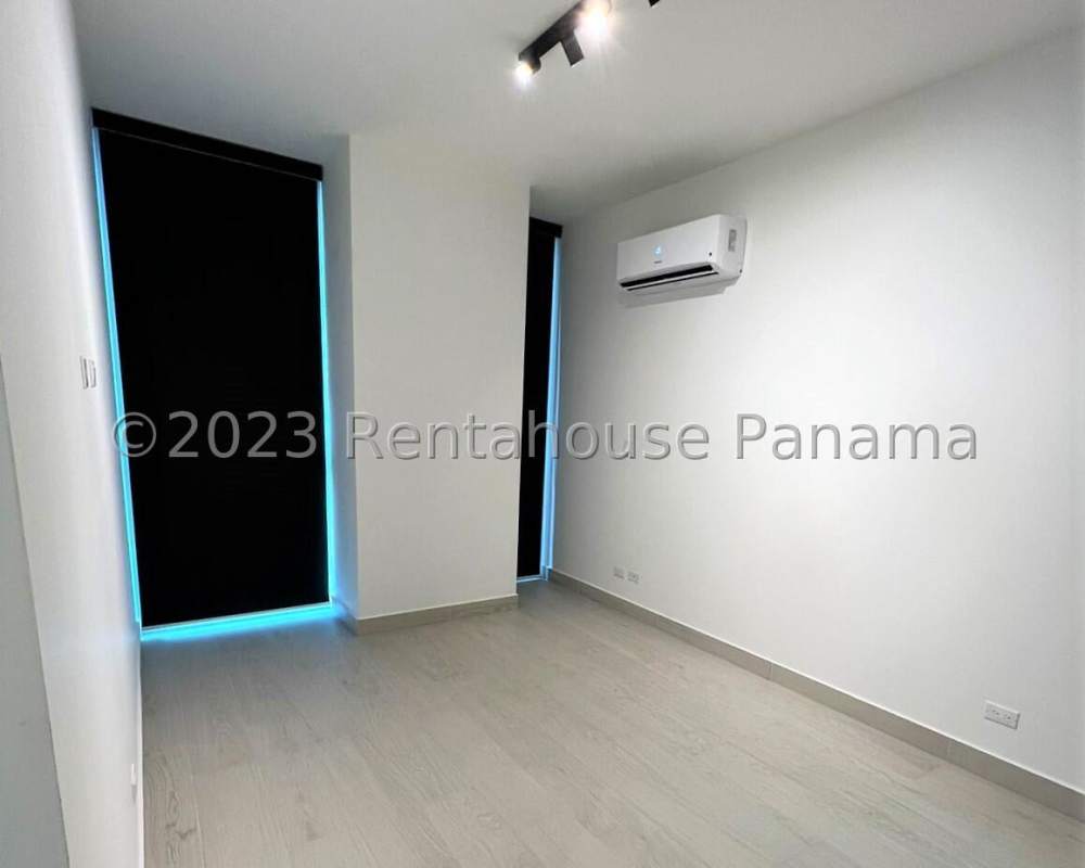 Bright bedroom with big window and AC at PH Urbana Panama