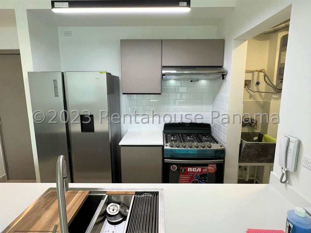 Master bedroom with walk-in closet and en-suite bathroom PH Urbana Panama