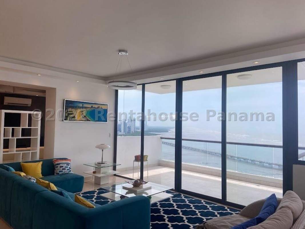 Spacious living room with floor-to-ceiling windows and panoramic ocean view at PH Dal Mare Coco del Mar Panama