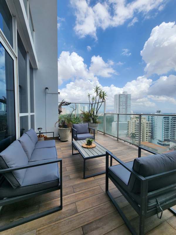 Spacious master bedroom with ocean views and ensuite bathroom PH Quadrat San Francisco Panama