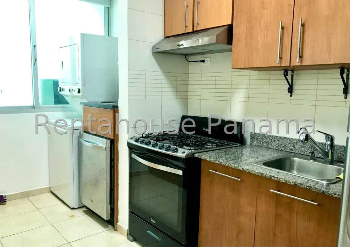 Bedroom with ensuite bathroom, AC, and city view in PH Sky Blue Panama