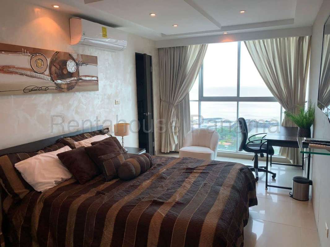 Spacious bedroom with large window, queen bed, work desk in PH Plaza Paitilla