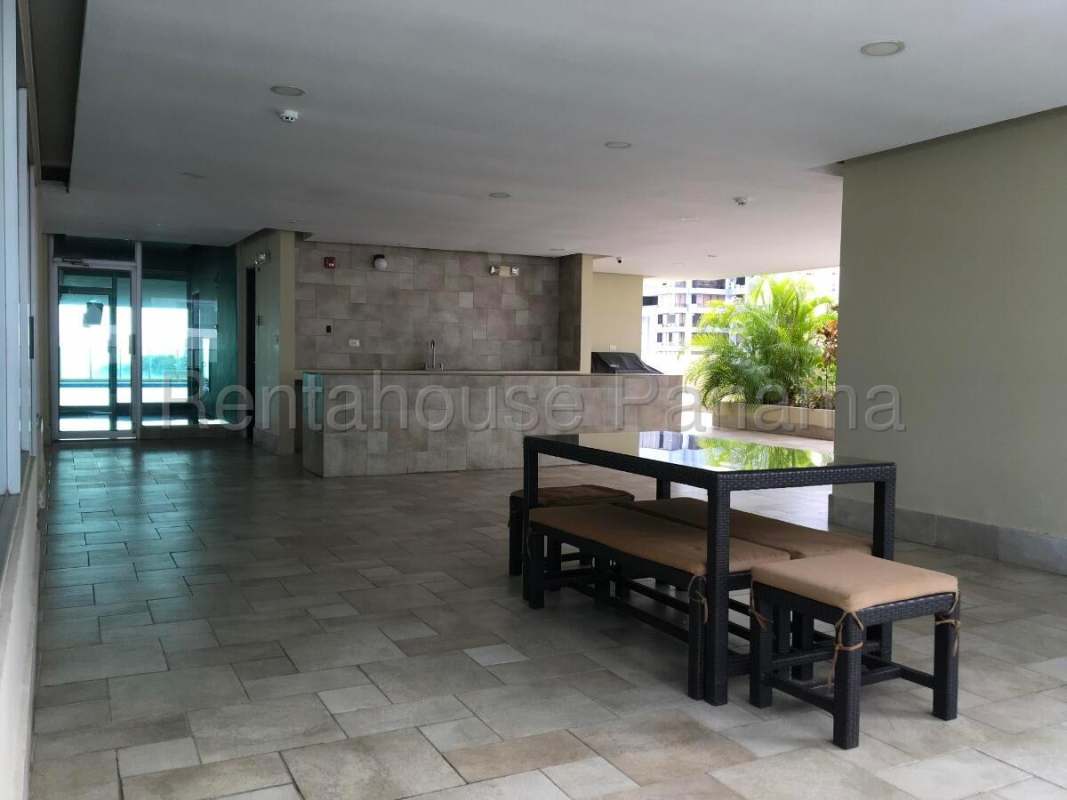 Rooftop infinity-edge pool with skyline views in PH Plaza Paitilla Punta Paitilla Panama