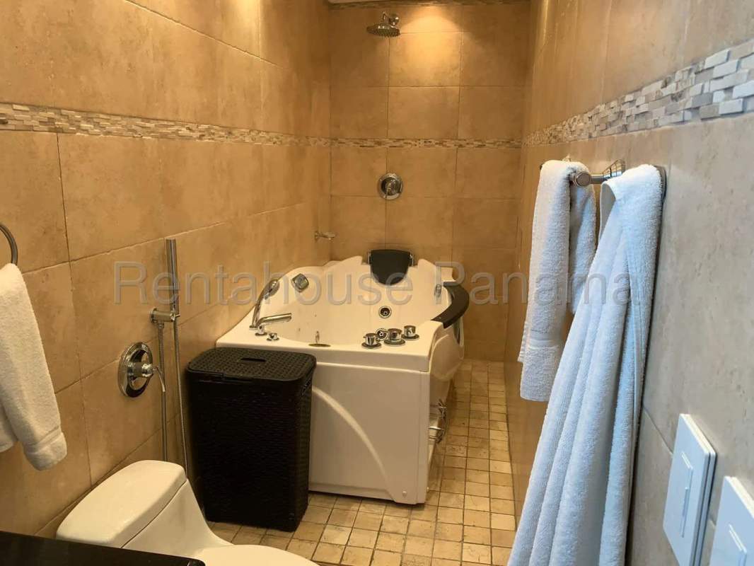 Reception and lobby in PH Plaza Paitilla Punta Paitilla with seating and modern art