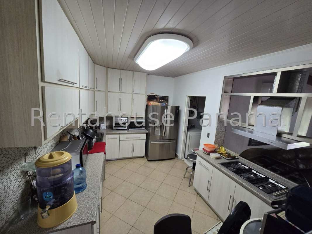 Spacious 5BR Duplex House with Garden in Balboa Ancon in Panama - View 10