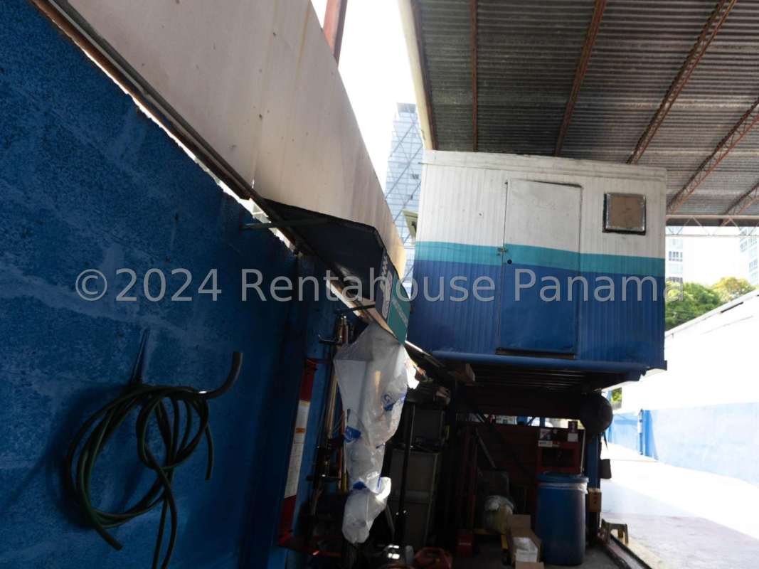 Covered commercial area with containerized office and storage in San Francisco Panama City