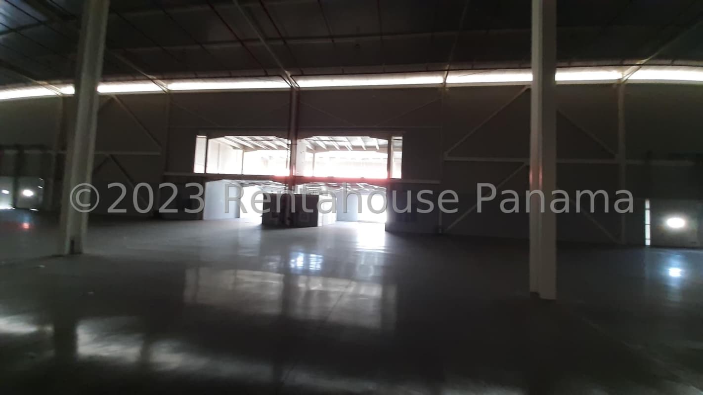 Ample parking and loading zones outside warehouse in Panapark Pacora