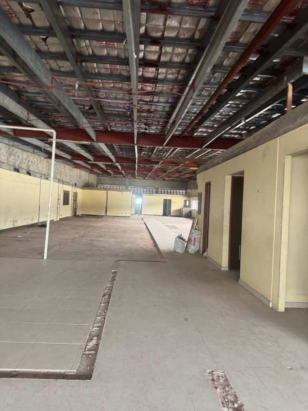 Warehouse interior with double height, storage racks, ideal commercial space for logistics in Panama City