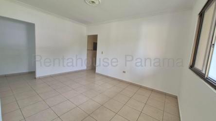 Bright living room with ceramic floors and large window in house for sale at Residencial Aqualina David Chiriquí