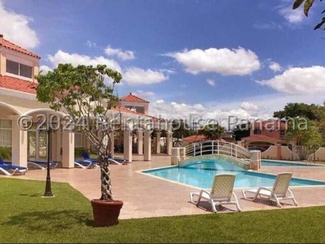 Spacious 3BR Family House in Villa Valencia Costa Sur