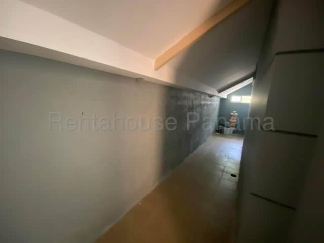 Private tiled patio with garden, outdoor seating and BBQ area in Villa Valencia Costa Sur Panama