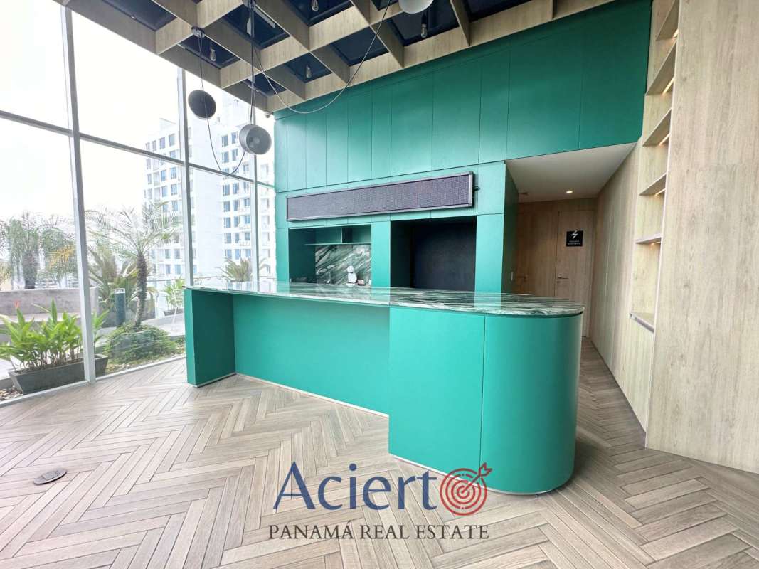 Modern building lobby with marble details and security desk in PH El Cangrejo