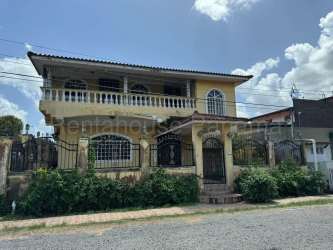 4BR Corner Lot House with Pool La Chorrera