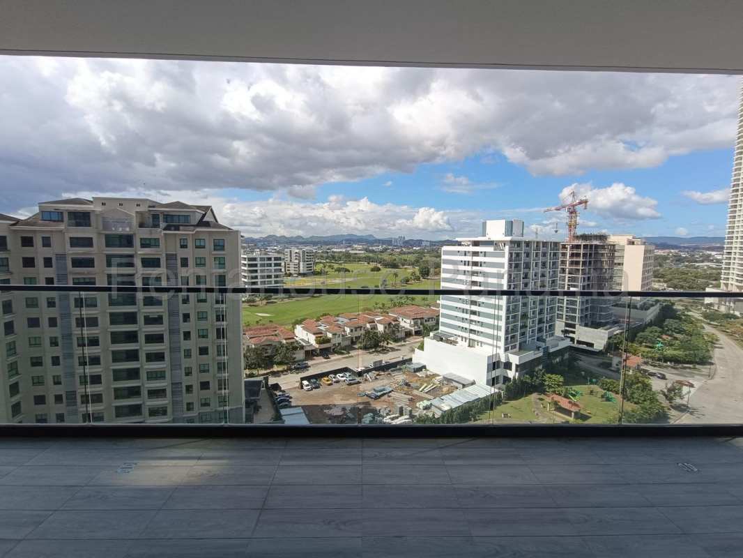 Open living room with panoramic terrace with golf course view at Santa María Panama