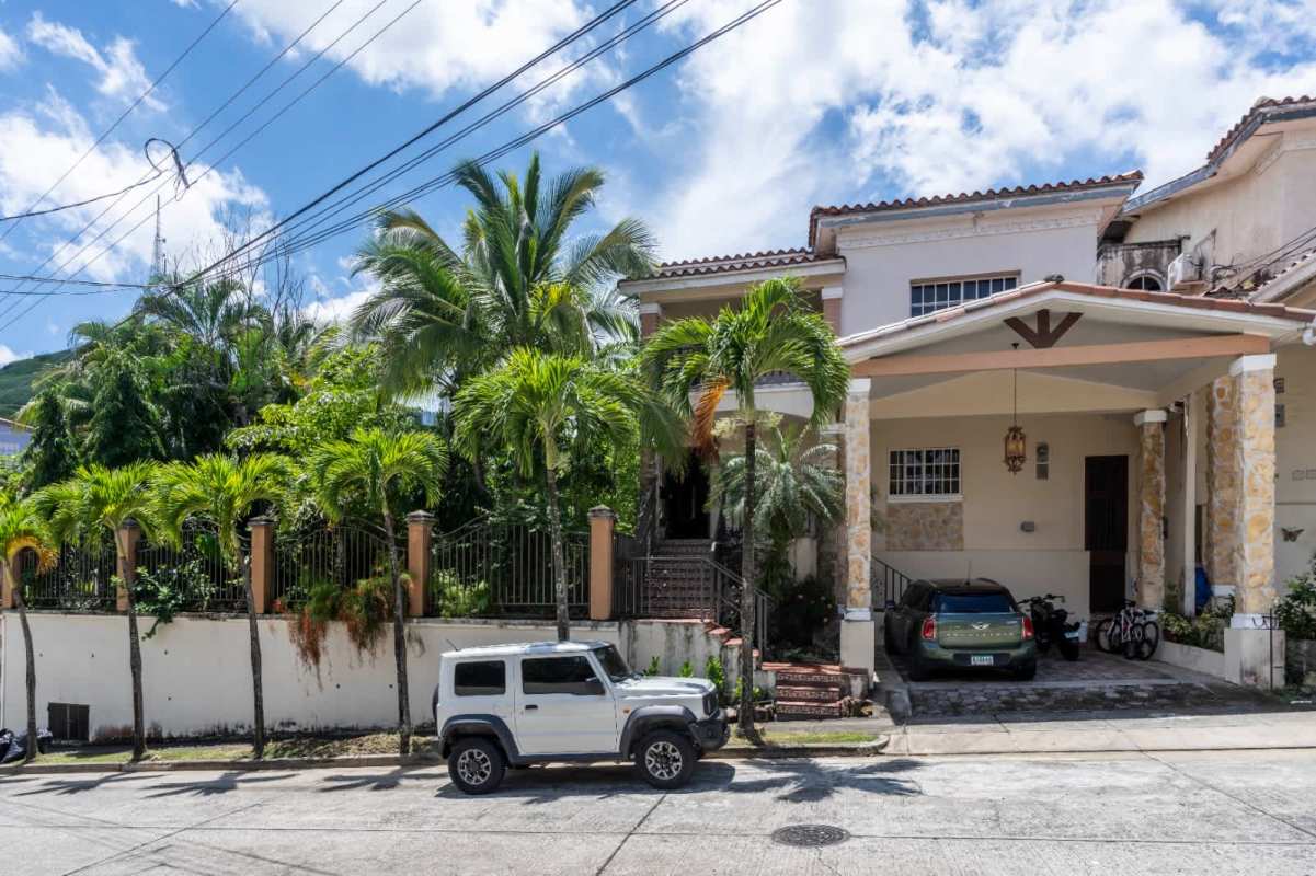 Grand entrance with staircase, chandelier, tiled floors, spacious living area in Bosque de Cibeles Altos de Panamá