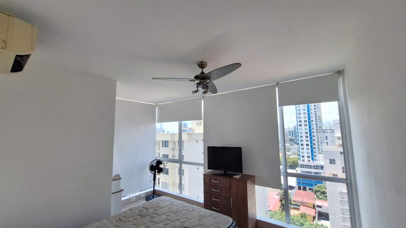 Bedroom in apartment PH Met One with large window, ceiling fan, closet space Panama