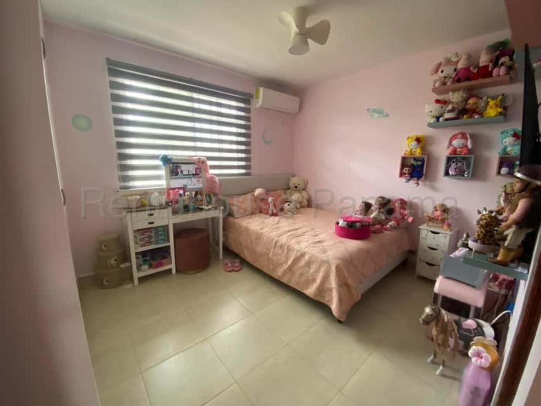 Children's bedroom with window blinds, splilt AC and pastel decor in Villa Valencia Costa Sur