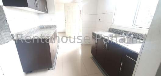 Backyard with green patch and laundry area house for sale in Panama Oeste