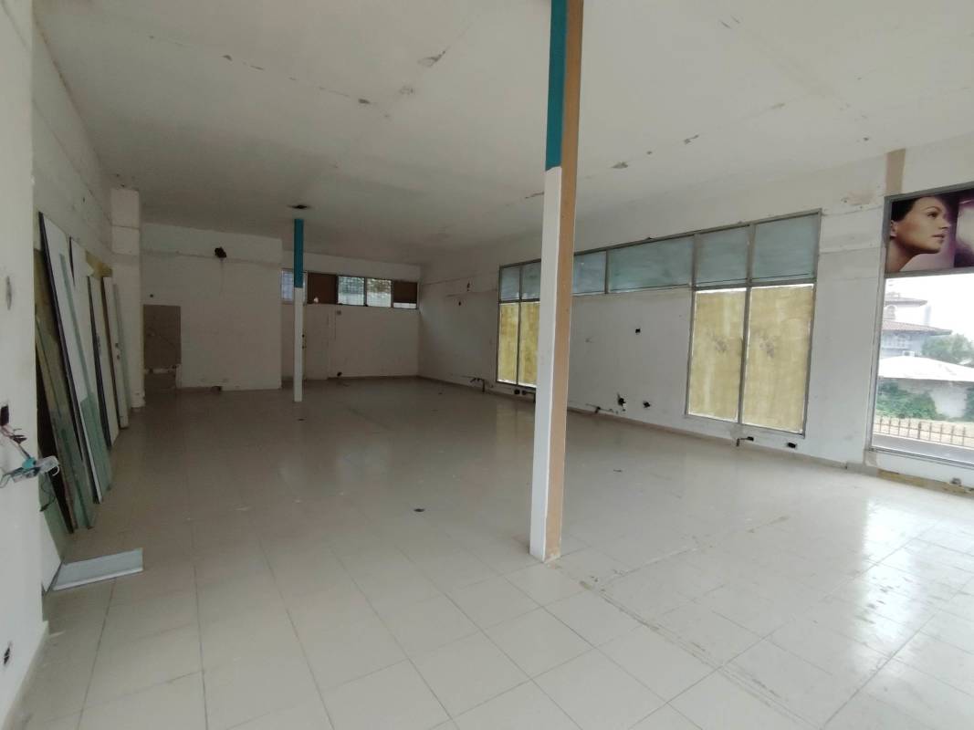 Retail storefront with corner glass windows in PH Elege near Via España and Metro