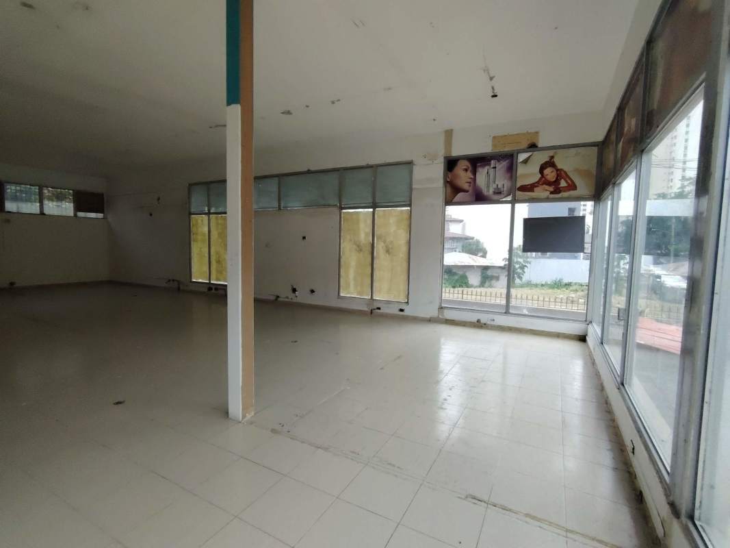Spacious retail interior with glass façade and tiled floors in El Carmen Panama