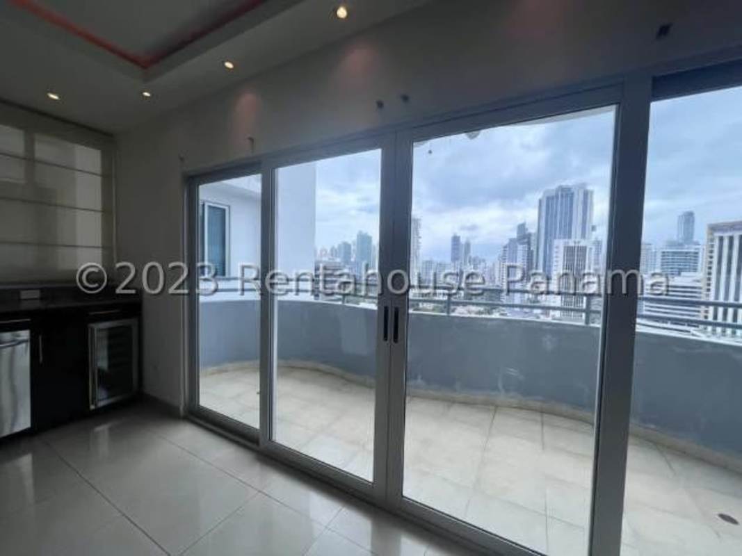 Modern condo tower PH Galeria Uno in Obarrio Panama City near Soho Mall