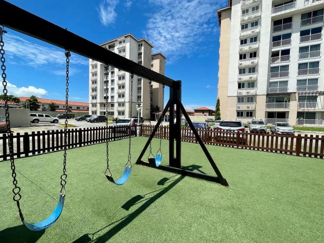 Bright bedroom with ceramic floor, closet and AC-ready in PH Torres de Versalles Panama City