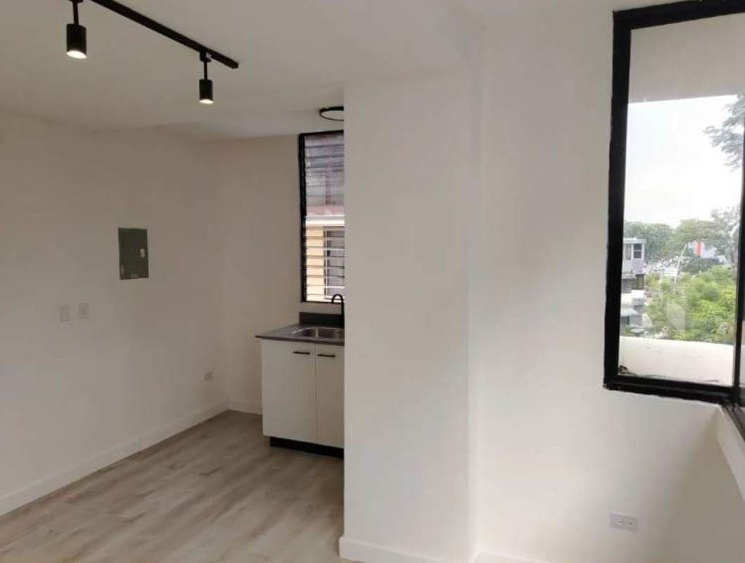 Bright modern kitchen with white cabinets and large window in PH Aurora Via Argentina Panama