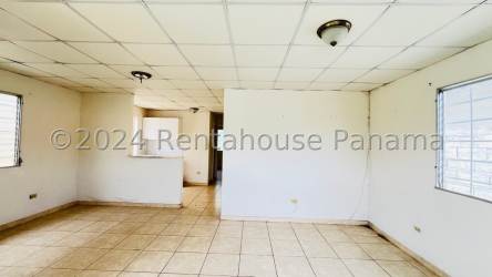 Bedroom with built-in closet, tiles floor in house Quintas el Pacífico La Chorrera Panama