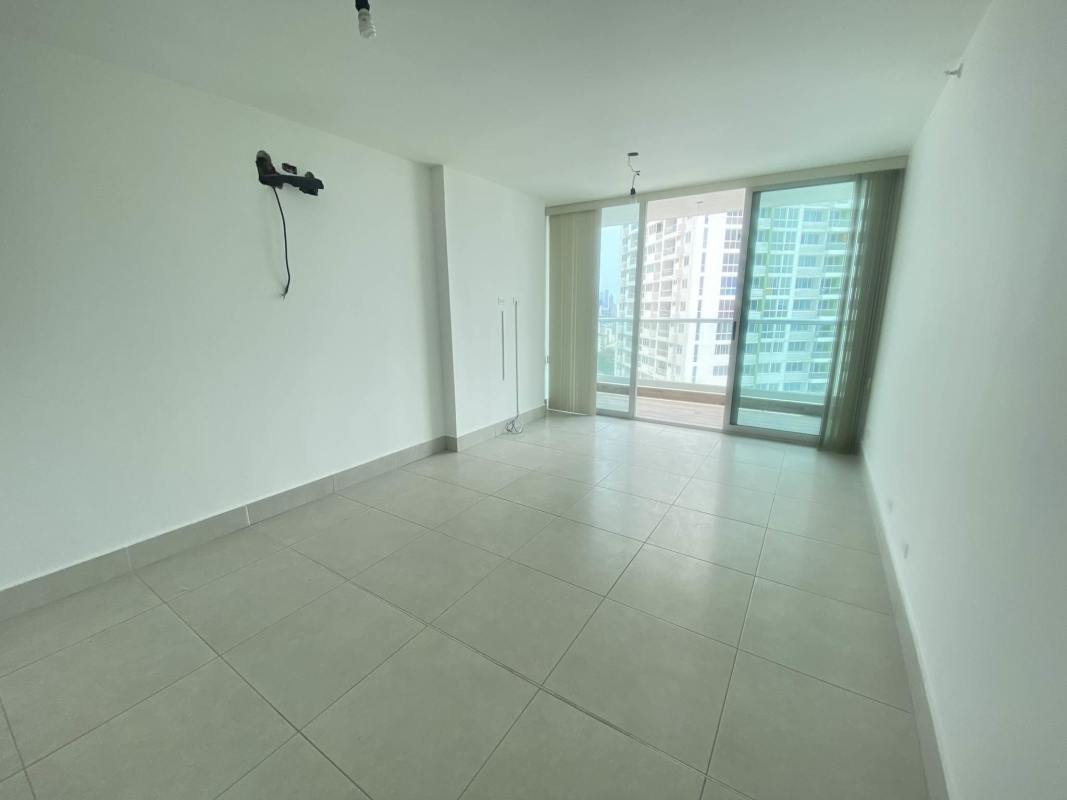 Bedroom featuring large window with skyline view in PH Viviendi Green Edison Park Panama City