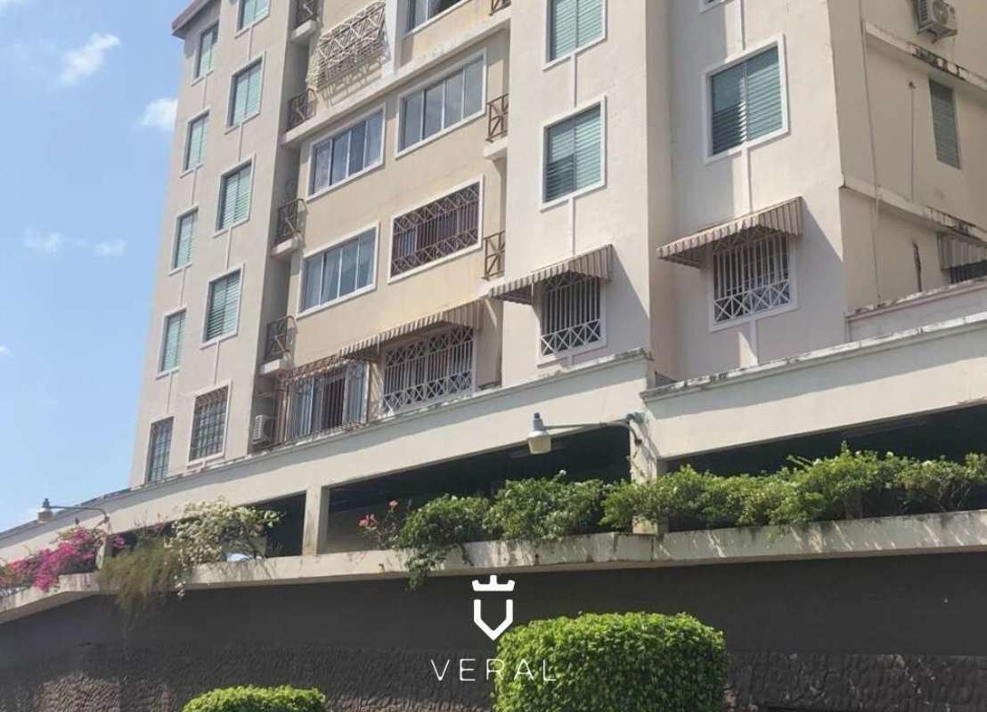 Minimalist room featuring PCV flooring, split AC, bright walls at PH Las Roccas Condado del Rey Panama City
