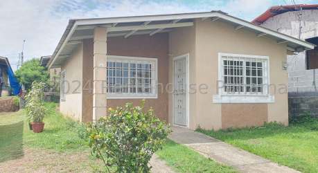 Private grassy backyard fenced house Praderas del Campo La Chorrera Panama