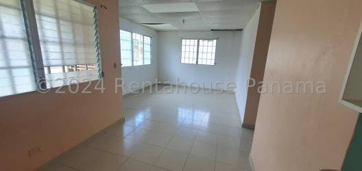 Simple tiled bathroom with shower in affordable house Jardines de Mastranto La Chorrera Panama