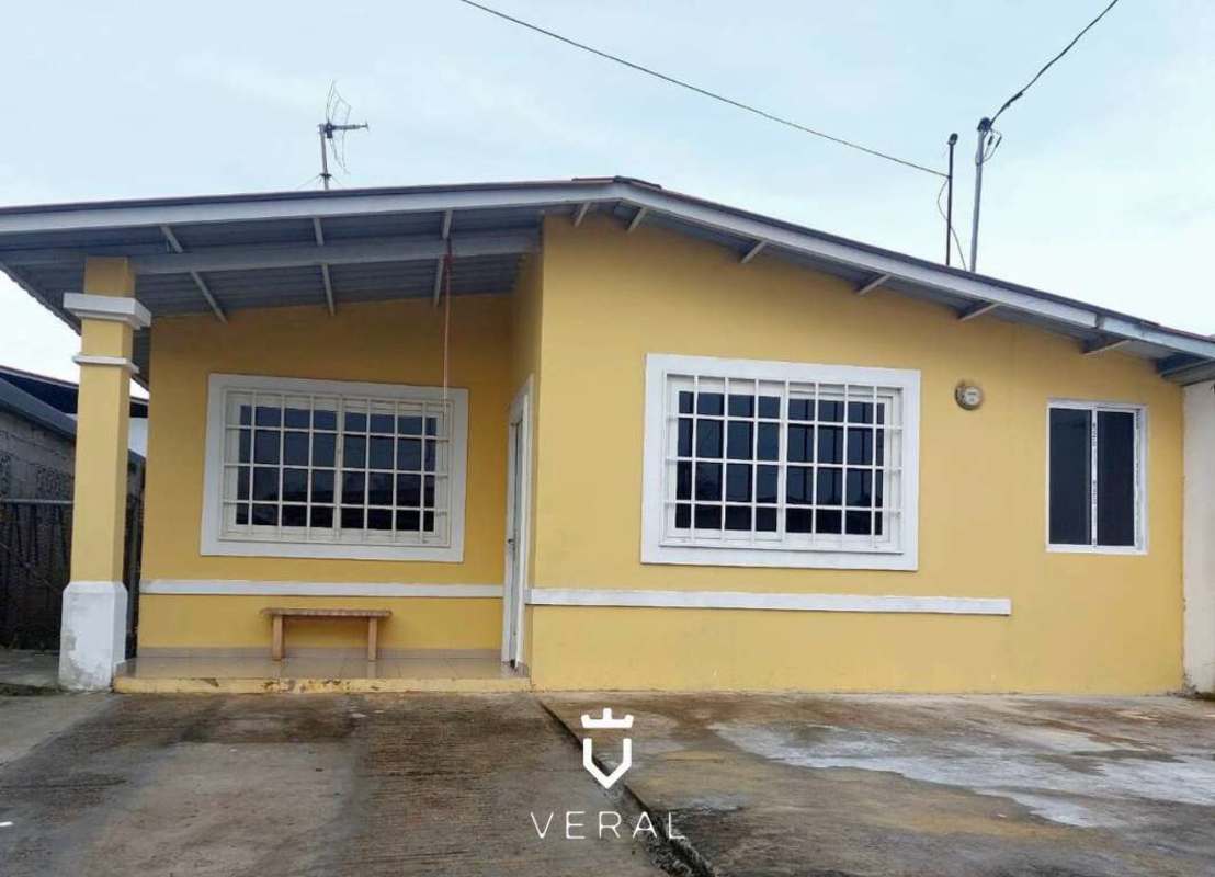 Single-story house with porch, grilled windows, driveway in Chilibre for sale