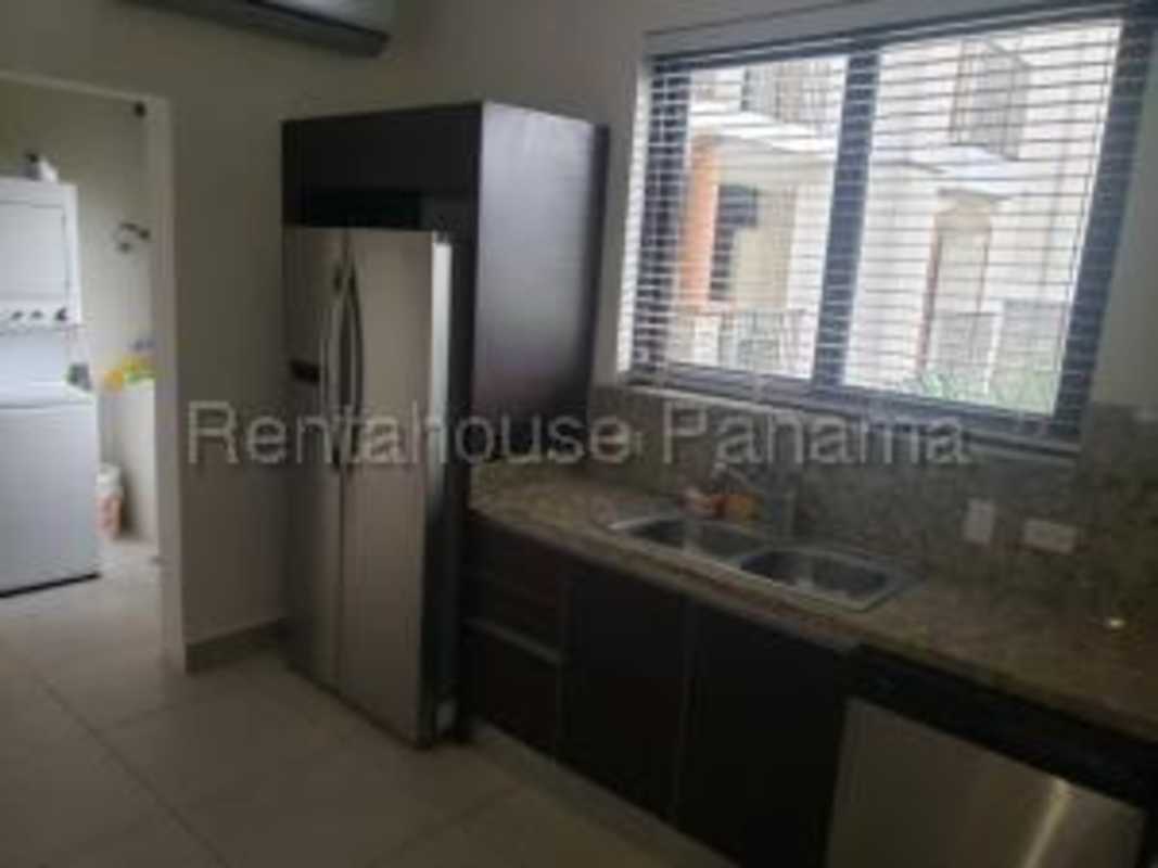 Second bedroom with en suite bath in Embassy Club Clayton apartment Panama