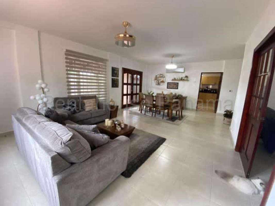 Large master bedroom with ensuite bathroom, closet, AC, ceiling fan in Costa Sur rental home