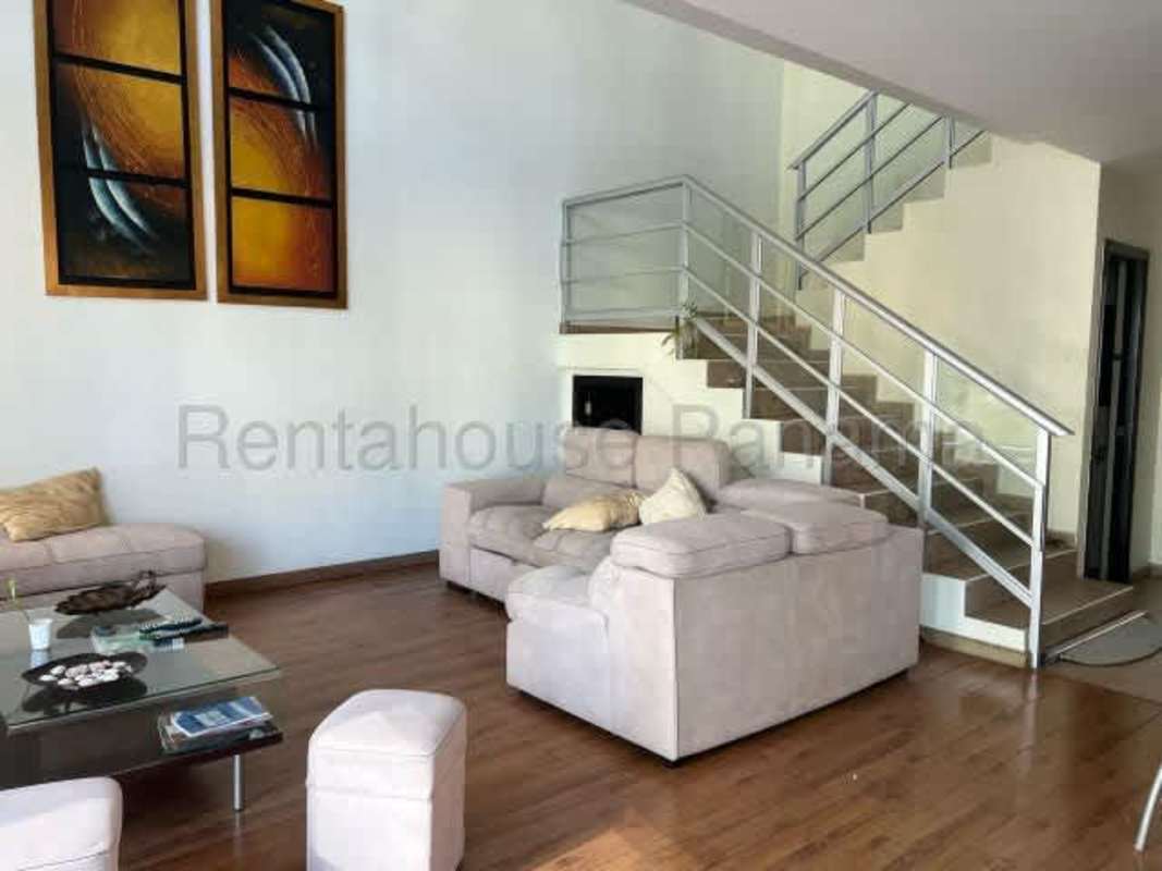 Dining space with floor-to-ceiling ocean and city views in PH Bayfront Avenida Balboa Panama