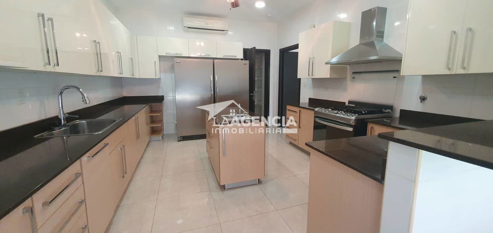 Spacious covered terrace overlooking private garden in Clayton home for rent