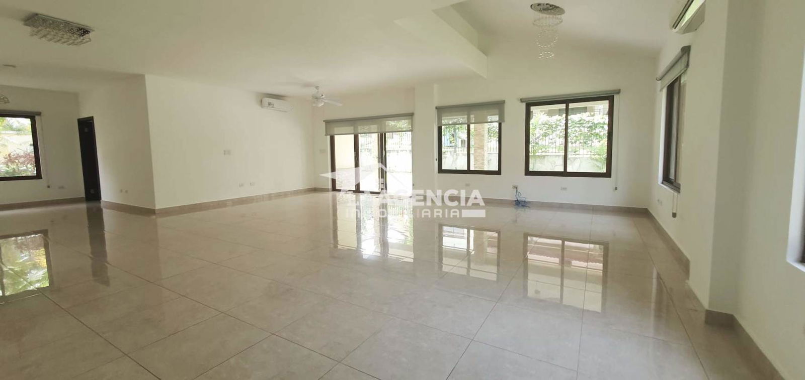 Open-plan living dining with big windows and vaulted ceiling in Senderos Camino de Cruces