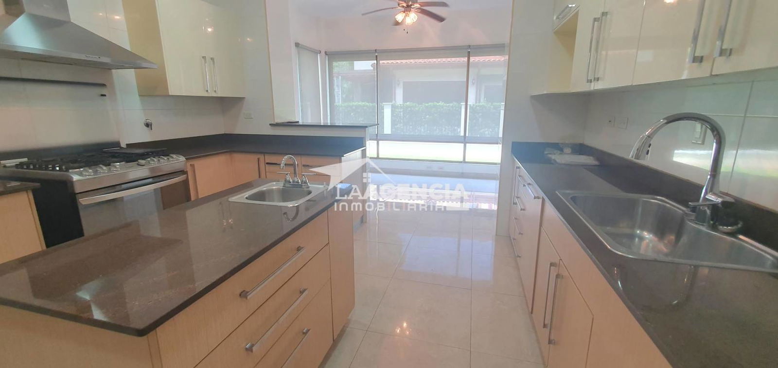 Spacious master bedroom with windows, AC, ensuite bathroom in Panama City house