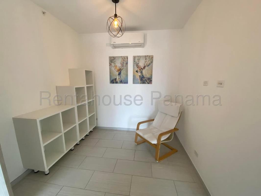 Spacious master bedroom with city view, walk-in closet, PH The Towers at 50th San Francisco Panama