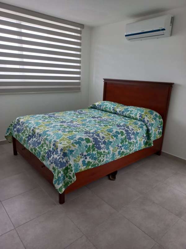 Secondary bedroom with closet, AC, natural light in PH Hacienda Gardens Panama