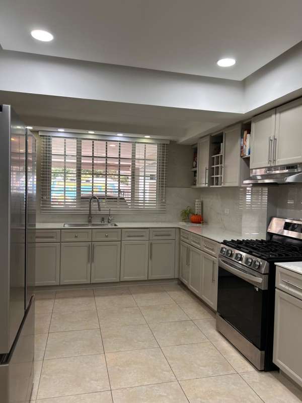 Contemporary kitchen with marble backsplash and stainless steel appliances for rent in Clayton Panama