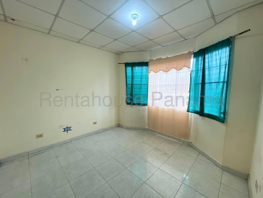Bedroom with bay window and tiled flooring in house for rent San Antonio Panama
