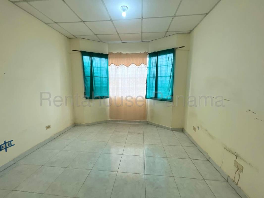 Private backyard with garden and cement patio in San Antonio Panama