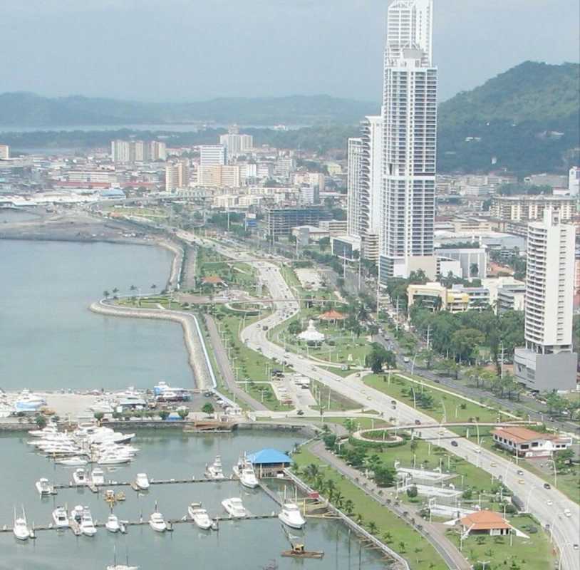 Infinity edge swimming pool with ocean view in PH Yoo Panama luxury residence