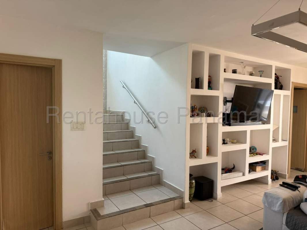 Spacious bedroom with window AC and en-suite bathroom in duplex house Brisas Norte Panama City