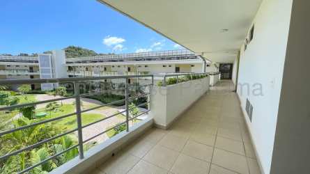 Spacious master bedroom with large windows and walk-in closet in Woodlands Panama Pacifico