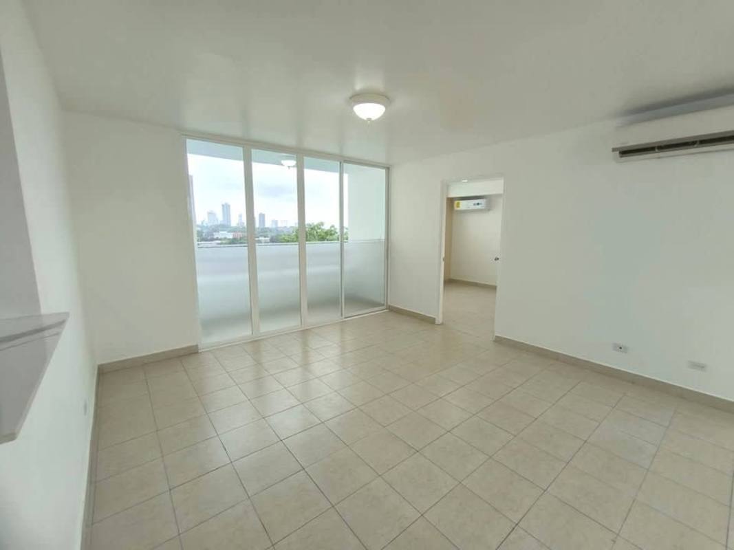Living room with sliding glass doors to balcony in PH Plaza Edison Panama